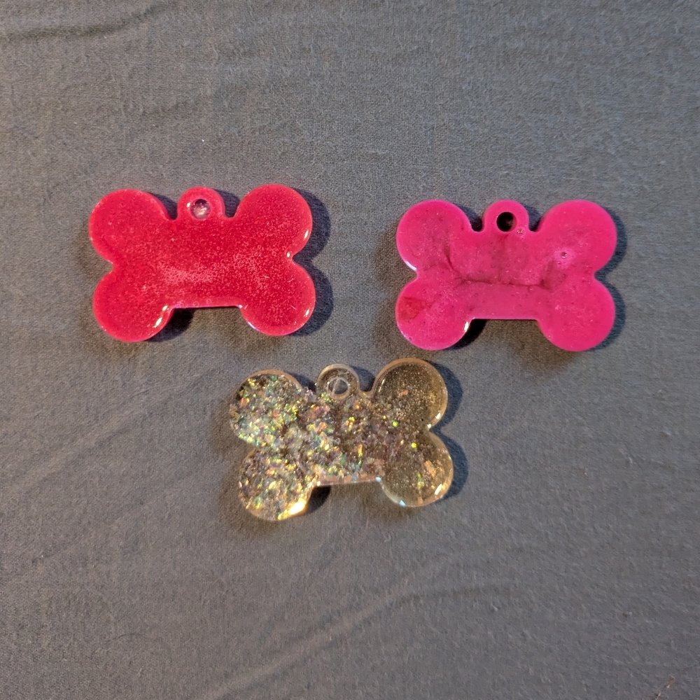 Acrylic resin dog tags, set of 3